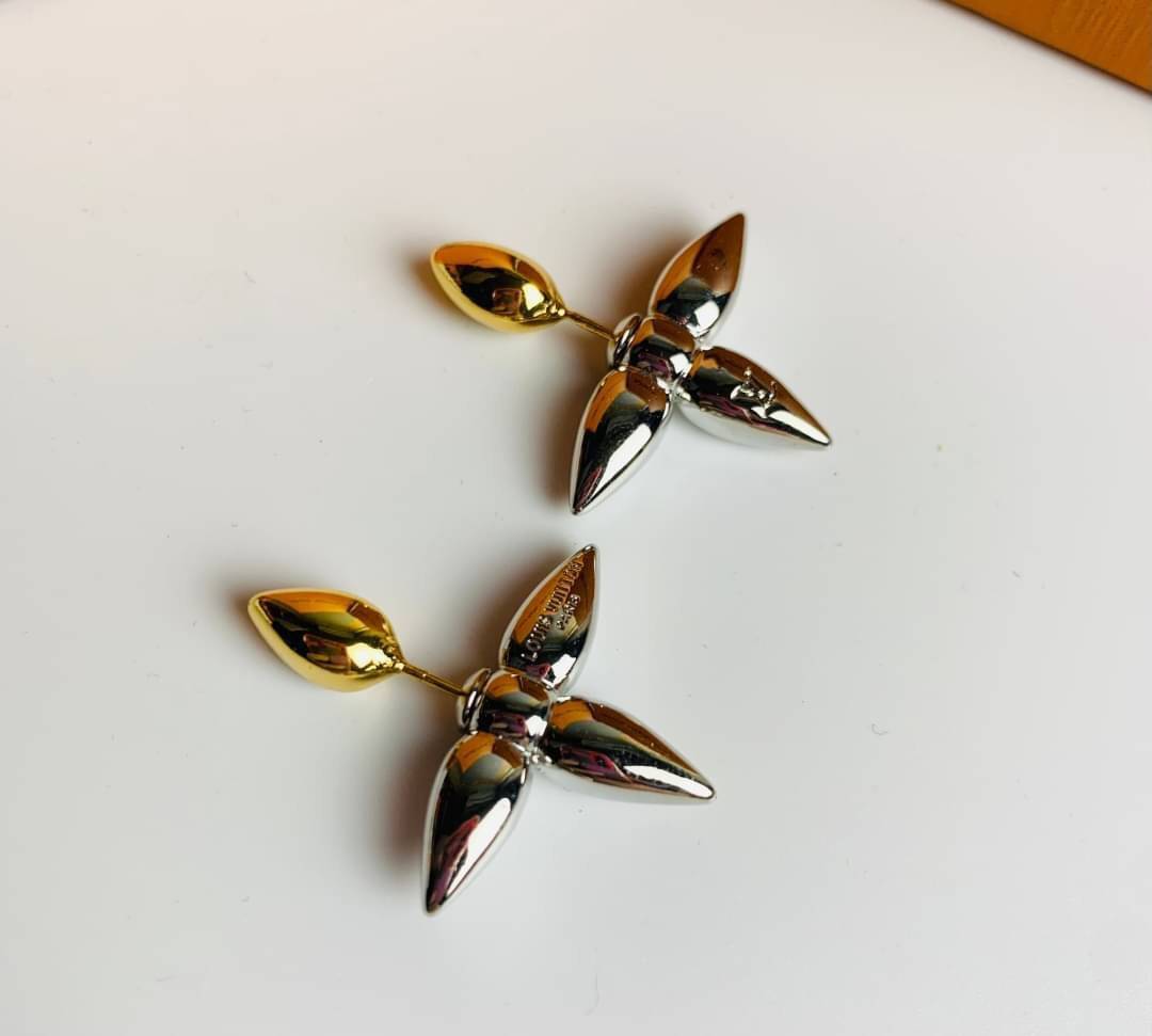 LV earring / Louis Vuitton earring ต่างหูหลุยส์ เกรดออริจินอล งานเคลือบโลหะทอง ไม่ลอกไม่ดำ เงาสวยคล้ายของจริงมากที่สุด สวยหรูหรา ผู้ดี ไฮโซสุดๆ งานเล่นไฟสวยมากค่ะ คอนเฟิม !!!!! เกรดสั่งทำแบบละเอียดที่สุด เก็บรายละเอียดครบ ปั้มโลโก้ สวยมากค่ะ