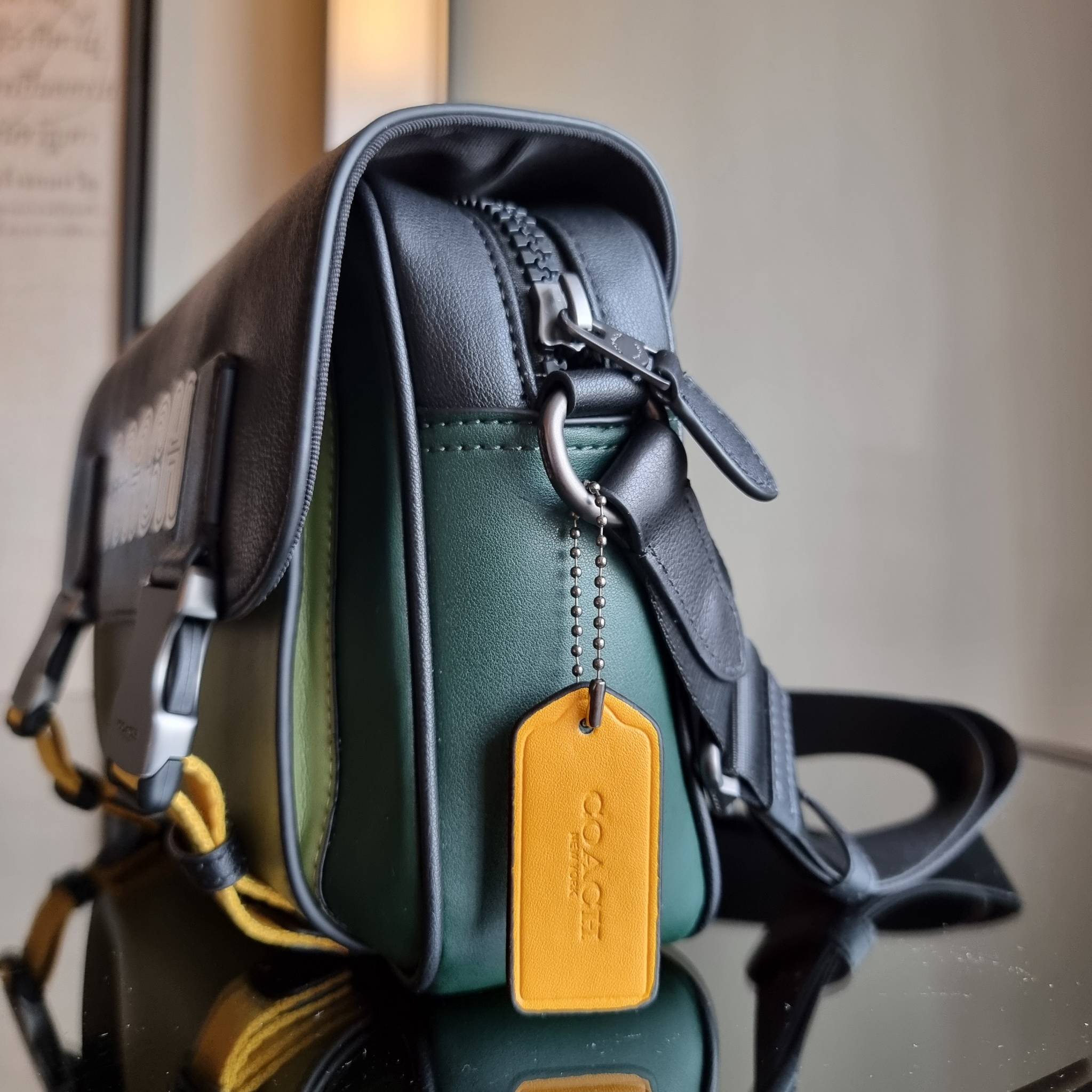 COACH TRACK CROSSBODY IN COLORBLOCK WITH COACH PATCH C6657 C8128 หล่อบอกต่ออีกหนึ่ง กระเป๋าสะพายทรงแมสเซ็นเจอร์ รุ่นเอาใจหนุ่มๆ ที่สาวๆก็อยากใช้!! ด้วยดีไซน์สีคัลเลอร์บล็อคที่โดดเด่น ทำให้ดูน่าใช้งาน วัสดุหนังแท้ สวยคมซ่อนหรู ฝากระเป๋ามีตัวล็อคแน่นหนา เปิ