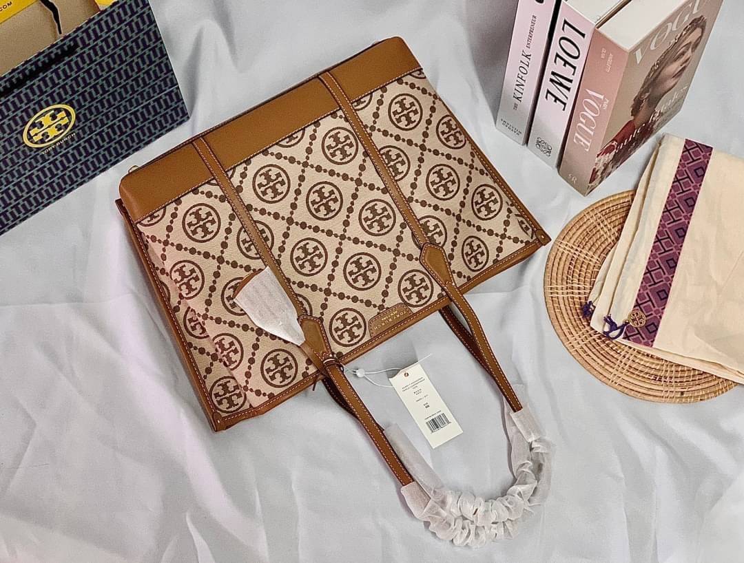 OUTLET 】หลงรักใบใหญ่ ได้ไปไม่ผิดหวังแน่นอนจร้าา😘 TORY BURCH T MONOGRAM JACQUARD TOTE BAG กลับมาอีกครั้ง พร้อมสีออกใหม่! พร้อมส่งค่ะ! กระเป๋าหิ้ว//สะพายไหล่ ใบใหญ่ แต่น้ำหนักเบา วัสดุJacquardทอลายแบรนด์+หนังแท้ ได้ลงตัวและร่วมสมัยมากๆค่ะ มีป้ายอะไห