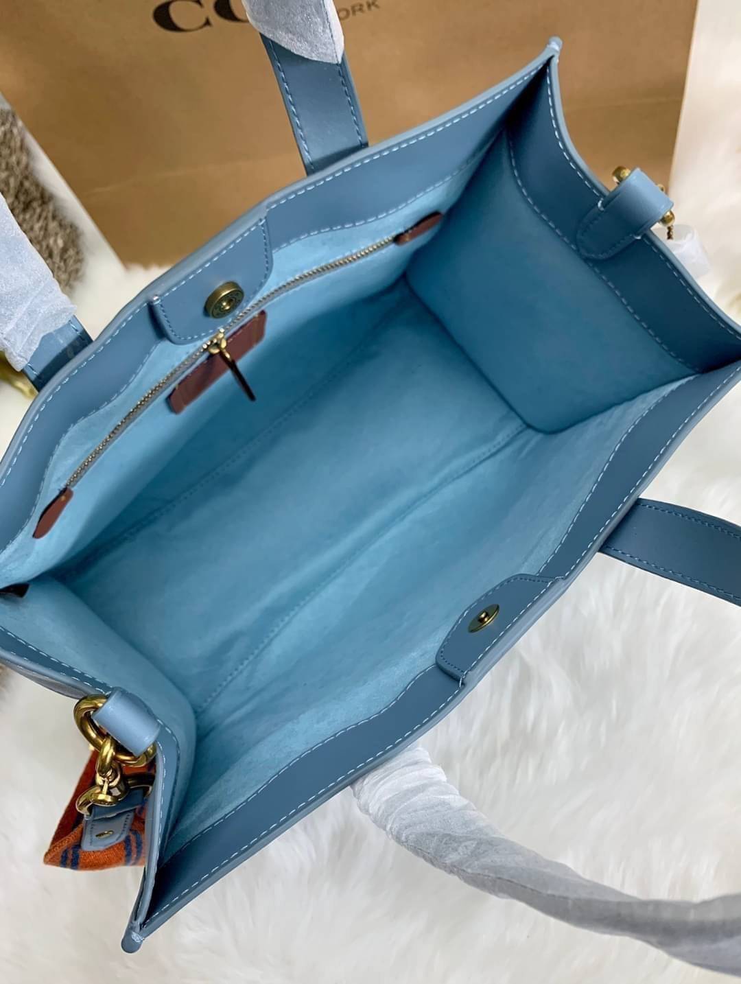 สวยๆ เคลียสต๊อค มีไม่มากจร้าา! COACH TOTE FIELD JACQUARD BAG ((C3282)) กระเป๋าหิ้ว//สะพายข้าง JacquardลายC+หนังแท้ สวยงามลงตัวมากๆค่ะ ปากกระเป๋าเปิดปิดแบบกระดุมแม่เหล็ก ภายในกว้าง สาวๆทีาสัมภาระเยอะบอกเลยเหมาะมากค่ะ