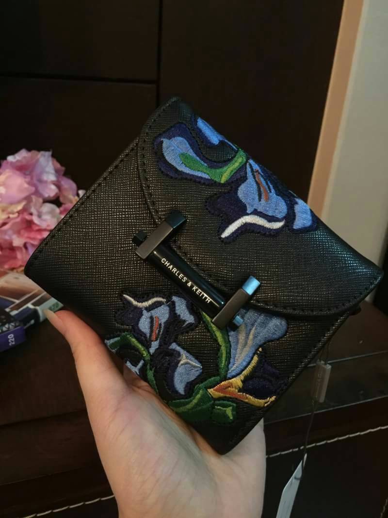 CHARLES &. KEITH Embroidery Short wallet BEST SELLER กระเป๋าสตางค์ใบสั้น 3 แบบพับ งานปัก ด้านหน้าสวยมาก เปิดปิดกระเป๋าแบบแม่เหล็ก ด้านในมี กระเป๋าซิป แยกออกมาใช้งานได้ มีช่องใส่นามบัตร และ ช่องใส่ธนบัตรค่ะ