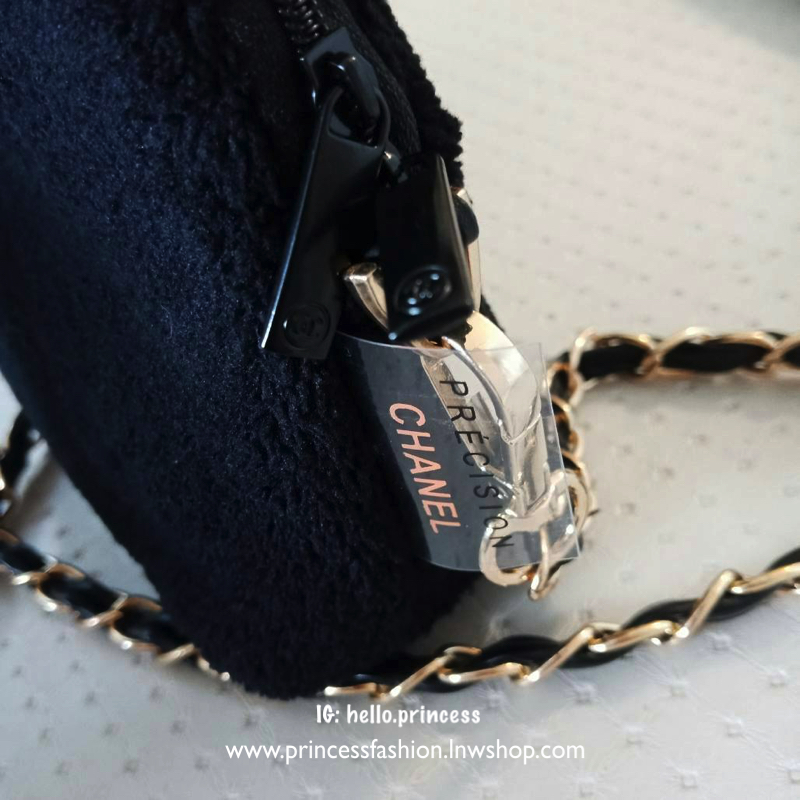 New Arrival!! อีกหนึ่งทรงขายดี กับรุ่นนี้คะ Chanel Precision wolf crossbody bag with chain กระเป๋าทรงโดมผ้าวูฟขนนุ่มเต็มใบ ด้านหน้าปักโลโก้CC หนังแก้วสวยหรู ด้านในเปิดปิดด้วยซิปบุผ้าสีแดงปั้มแบรนด์สวยหรู สายโซ่อะไหล่รมควัน ถอดถือเป็นคลัชต์ออกงานได้! 2IN1 