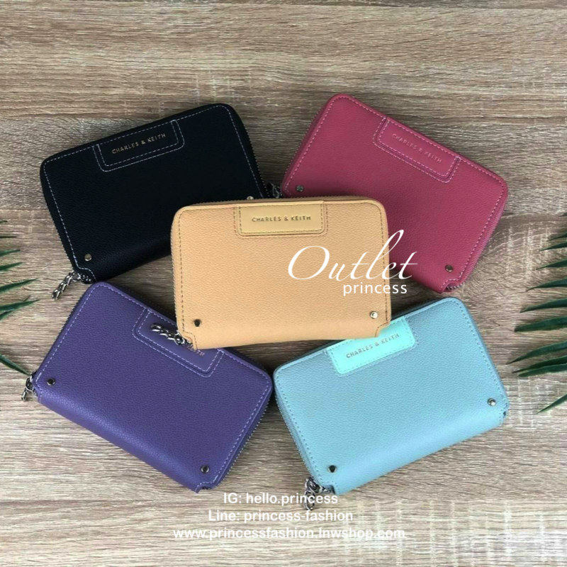 CHARLES & KEITH CHAIN ZIP WALLET กระเป๋าเงินซิปรอบใบกลาง หนังขึ้นลายสวยงาม ด้านหน้าปั๊มโลโก้แบรนด์ มีจุดเด่นที่ซิปเป็นห่วงโซ่เล็กๆน่ารัก ด้านในมีช่องซิปใส่เหรียญ ช่องบัตร 4 ใบและช่องใส่ธนบัตรตามยาว ใส่แบงค์พันได้ตามยาวเลยค่า ไว้ใช้กับกระเป๋าใบเล็กเหมาะมาก