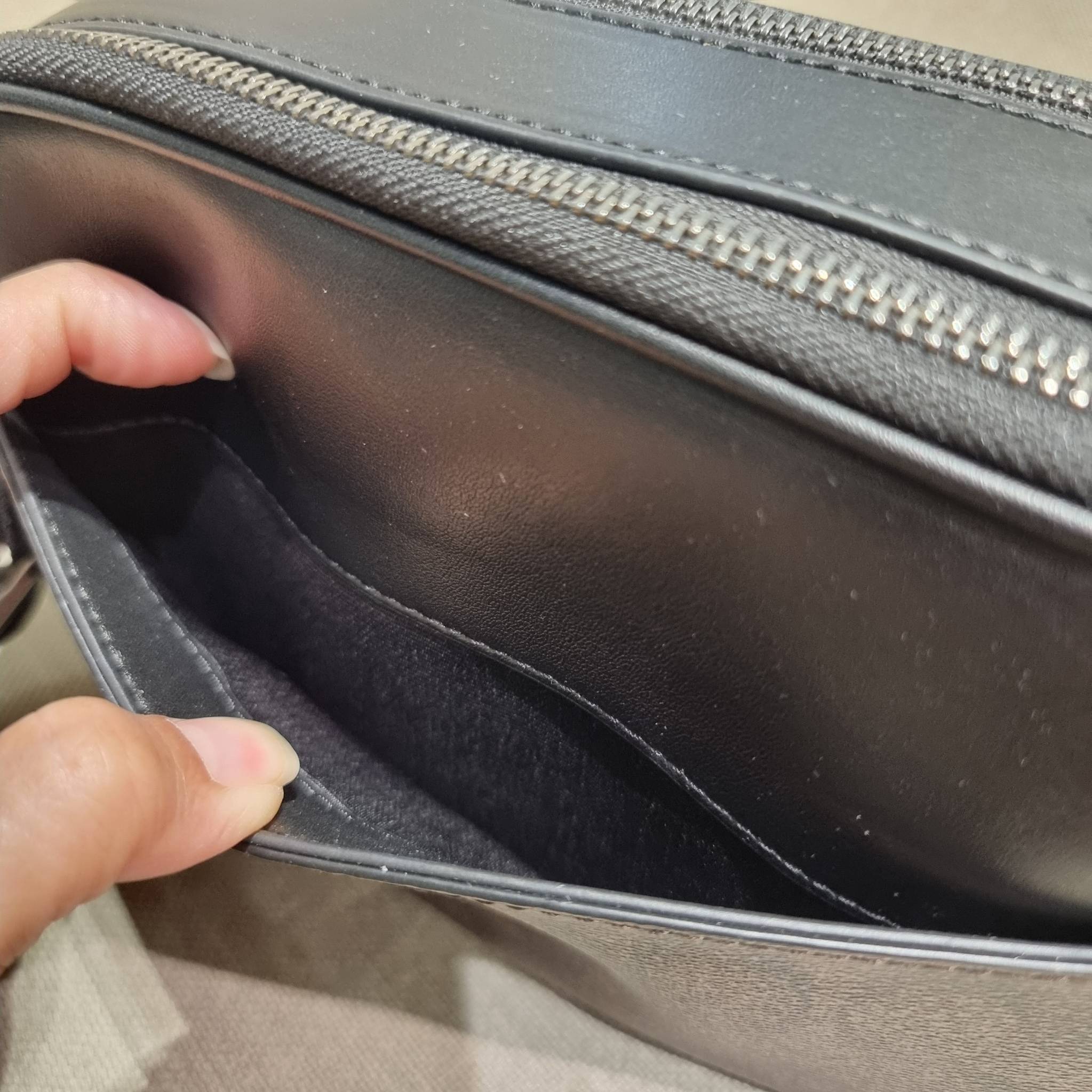 COACH GRAHAM CROSSBODY IN BLOCKED SIGNATURE CANVAS WITH VARSITY STRIPE C9965 อีกหนึ่งกระเป๋าครอสบอดี้รุ่นยอดฮิตสำหรับหนุ่มๆ ที่สาวๆก็ใช้ได้!! ดีไซน์ใหม่เพิ่มดีเทลความแพงไปอีก รูปทรงคลาสสิค ใช้งานสะดวก ง่ายต่อชีวิต วัสดุหนังแคนวาสเคลือบลายสลับหนังแท้ ด้านห