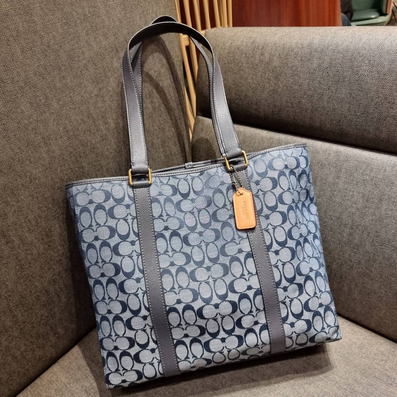 COACH C8182 HUDSON DOUBLE HANDLE TOTE IN SIGNATURE CHAMBRAY ใหม่ล่าสุด กระเป๋าทรงโท้ทใบใหญ่ ที่จุดของความจุ ใส่ได้แบบคุ้มๆไปเลย วัสดุผ้าแชมเบรย์ตัดด้วยหนัง pepble สวย คม ดูดี ปากกระเป๋ามีกระดุมแม่เหล็กปิดกันของหล่นได้ ภายในโล่งกว้างมาก ซิกเนเจอร์รุ่นนี้คื