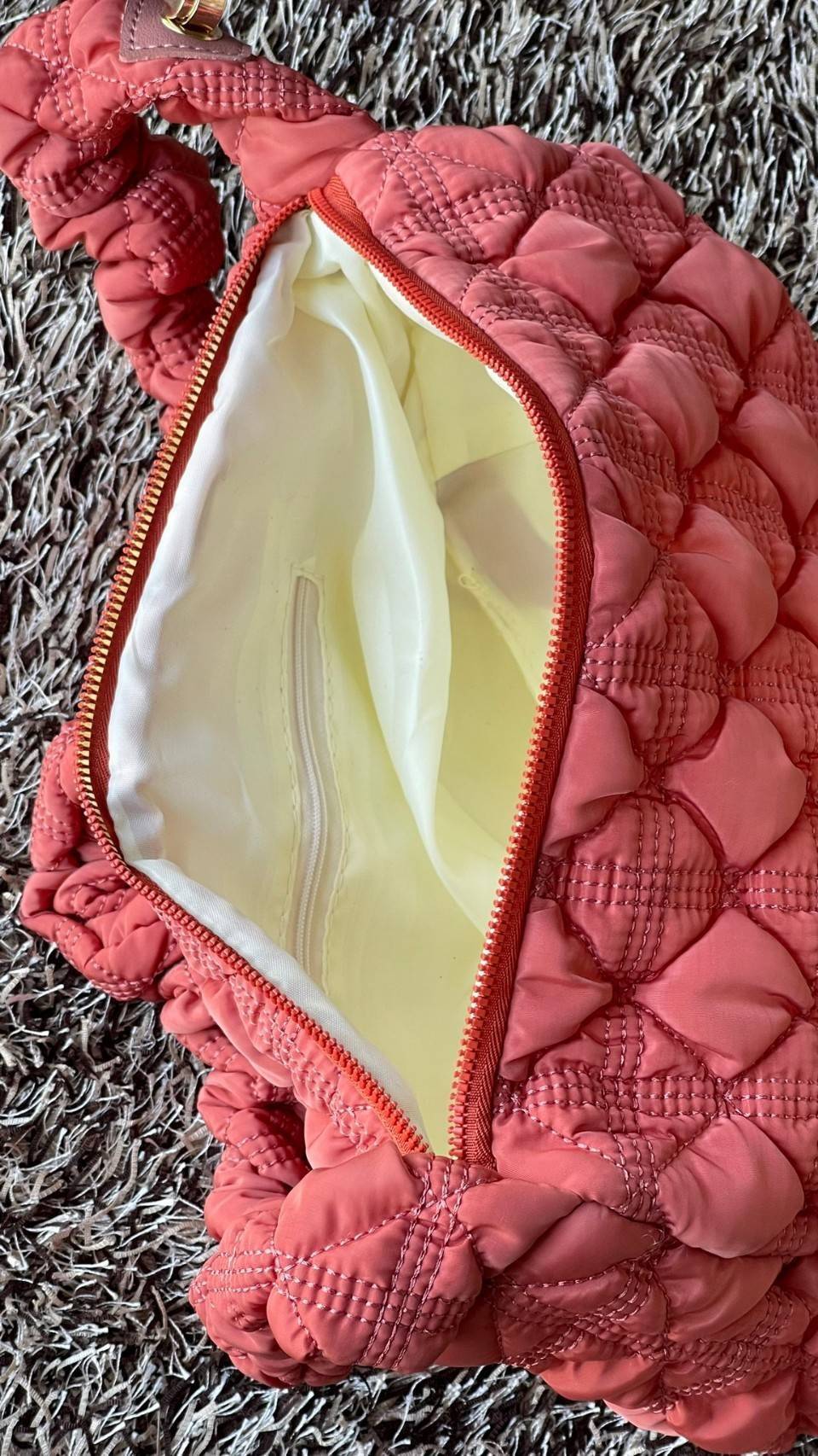 Cozy Shoulder Bag / Carlyn Bag 2022 สายแฟชั่นเกาหลีห้ามพลาด‼️ เป็นกระเป๋าที่กำลังได้รับความนิยมอย่างมากในเวลานี้ ถูกออกแบบมาให้มีลักษณะนุ่มนิ่มไม่ต่างจากพัฟเฟิลโค้ตหรือผ้านวม เลือกหยิบมาใช้ แมตช์เข้ากับคอสตูมได้ในแต่ละวัน