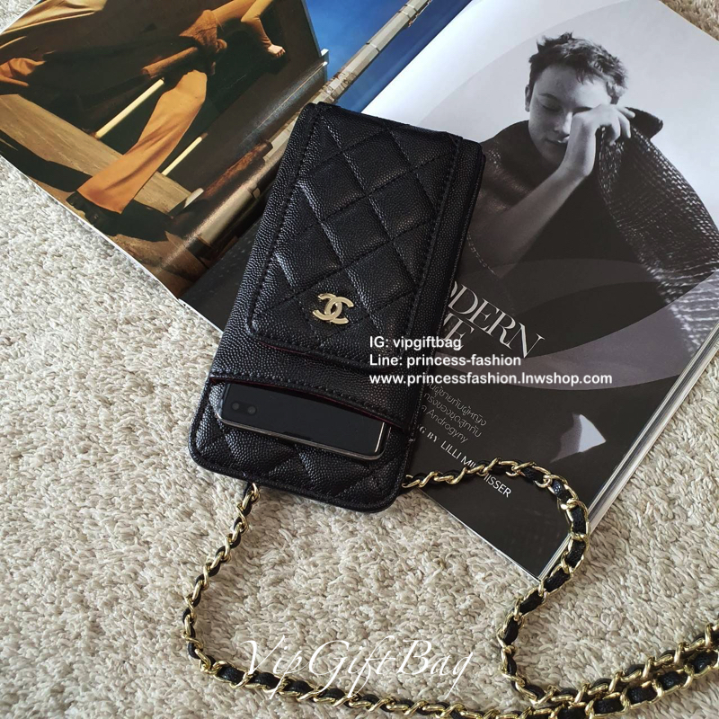 NEW ARRIVAL!! CHANEL VIP GIFT WOC BAG กระเป๋าสตางค์คล้องคอ/ Crossbody ที่กำลังมาแรงมาในตอนนี้ ตัวกระเป๋าเป็นกระเป๋าสตางค์หนังพียูลาย CAVIER **อะไหล่ทองทั้งใบ ด้านหน้าใส่ iphone+ ได้ เปิดปิดด้วยกระดุมแม่เหล็ก สามารถใส่บัตรได้อีก4ใบด้านใน พลิกมาด้านหลังมีช่