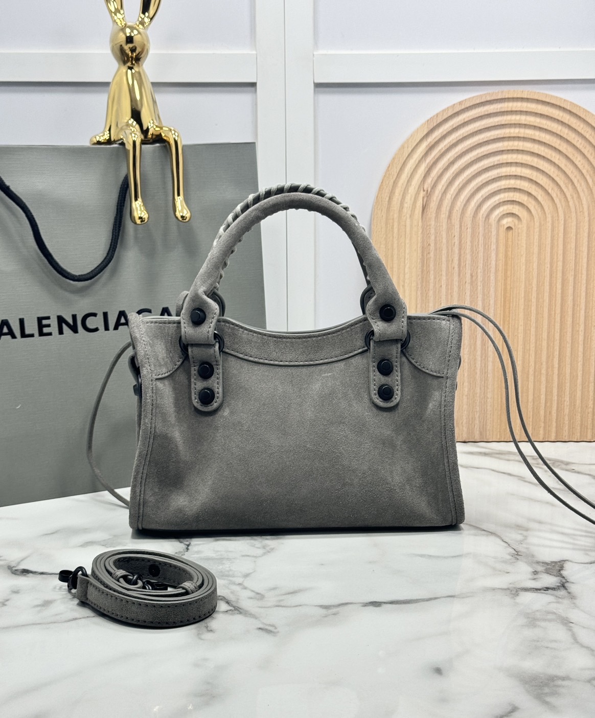 ORI หนังแท้ | Balenciaga Le City suede bag กระเป๋าถือ/สะพายข้างดีไซน์โดดเด่นสวยเท่ล้ำสมัย ใหม่ล่าสุดงานหนังกลับที่สุดแห่งความไอคอนิกไม่เหมือนใคร มีกิมมิคและลูกเล่นแพรวพราว