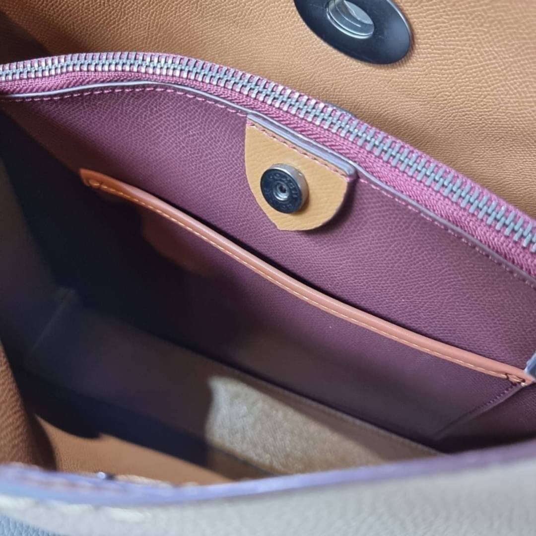 COACH WILLOW SHOULDER BAG ((C2745//C2590//C2621)) พร้อมส่งที่ไทย รุ่นแนะนำค่ะ🔥🔥 🔺กระเป๋าหิ้ว//คล้องไหล่//สะพายข้าง สุดคุ้ม! หนังแท้ชั้นดี ได้ไปหลงรักแน่นอนค่ะ หนังสวยมากๆ😘 🔺ตัวกระเป๋าแบ่งเป็นสองช่องหลัก ด้านนึงเป็นแ