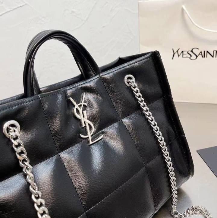 SAINT LAURENT shoulder bag Silver Tone / YSL Shopping Bag / YSL TOTE BAG กระเป๋าถือทรงช็อปปิ้ง พร้อมส่ง โดดเด่นด้วยโลโก้แบรนด์อะไหล่เงินสวยหรู ภายในกระเป๋ากว้างใส่สัมภาระได้เยอะ มีช่องซิปแยกย่อยให้ใส่ของจุกจิกหนึ่งช่องนะคะ
