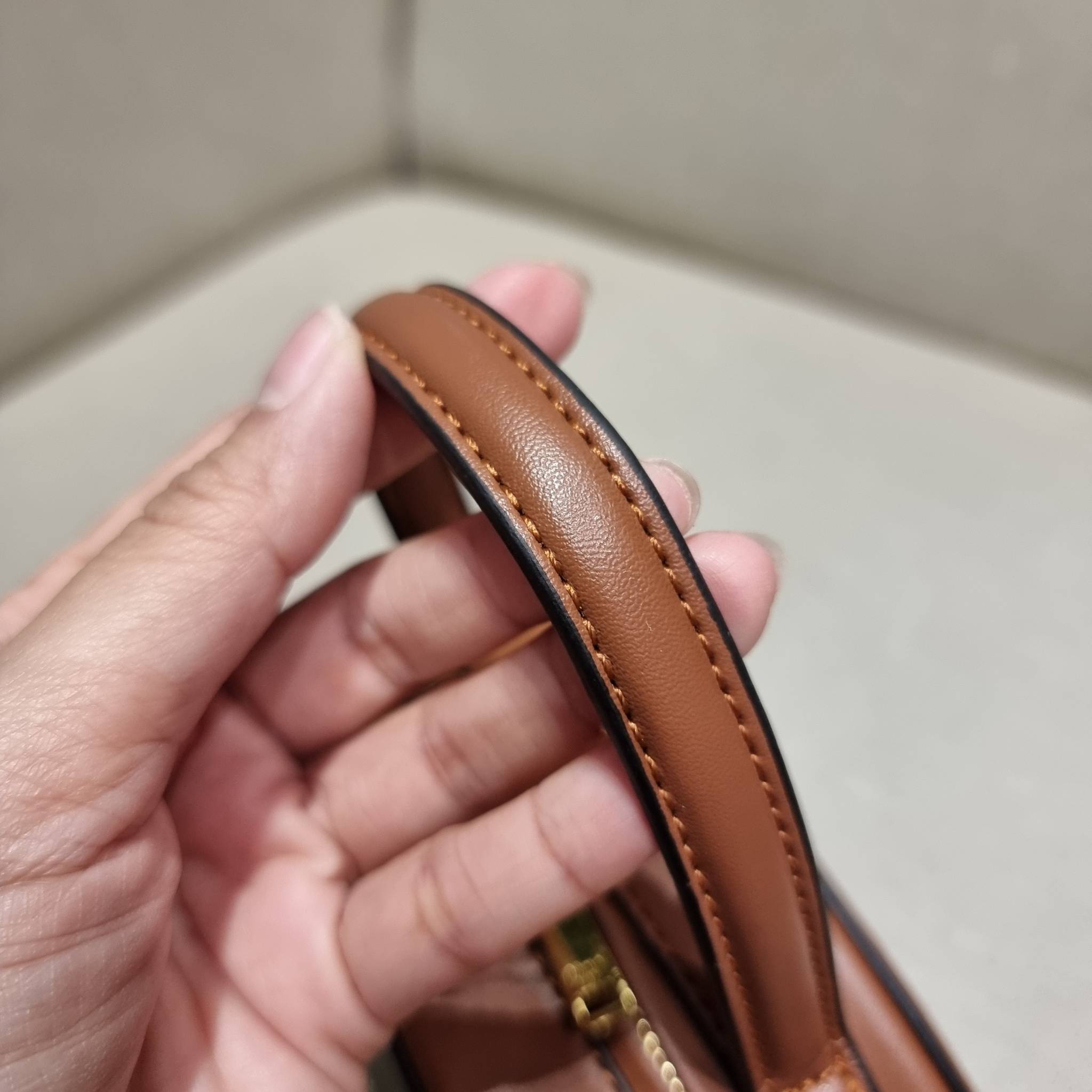 VIP 🥂 CELINE OVAL MINAUDIERE CUIR TRIOMPHE น้องน่ารักม้ากกกก!! น่ารักตะโกนไปเลย!! กับกระเป๋าทรง oval รุ่นแรร์ไอเท็ม ที่หายาก และ sold out ไปหลายรอบ!! น้องใบกะทัดรัด สำหรับสาวๆที่ชอบพกพกของแบบง่ายๆ ให้ชีวิตไม่ยุ่งยาก คล้องแขนใช้งานเก๋ๆ วัสดุหนังสัง