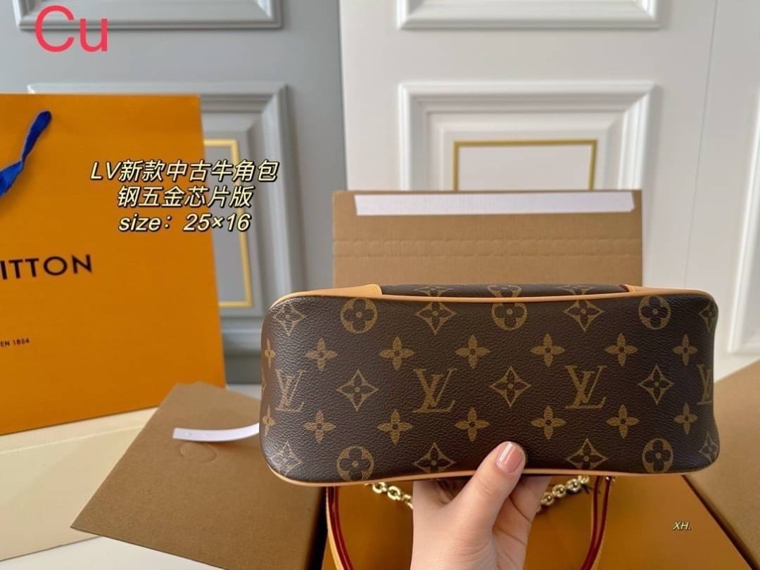 LV Boulogne monogram bag กระเป๋าสะพาย ดีไซน์คลาสสิครุ่นสุดปัง มีความหรูหราในตัวเอง ขนาดกลางๆพอดีลำตัว พกพาง่ายสะดวกแบบนี้ ต้องมีไว้ใช้สักใบ รับรองไม่ผิดหวังแน่นอน รีบจัดก่อนสินค้าหมดน๊าา😘