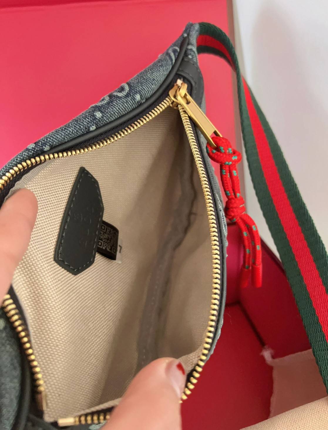 GUCCI GG DENIM BELT BAG ล่าสุดสวยมากๆ รุ่นนี้ใช้ได้ทั้งชายหญิง วัสดุเดนิมอย่างดีลายGแบบ3Dสวยมากๆค่ะ อะไหล่ซิปทองห้อยเชือกสีแดงโดดเด่น ซื้อใช้คู่กับแฟนยิ่งสวยค่าา