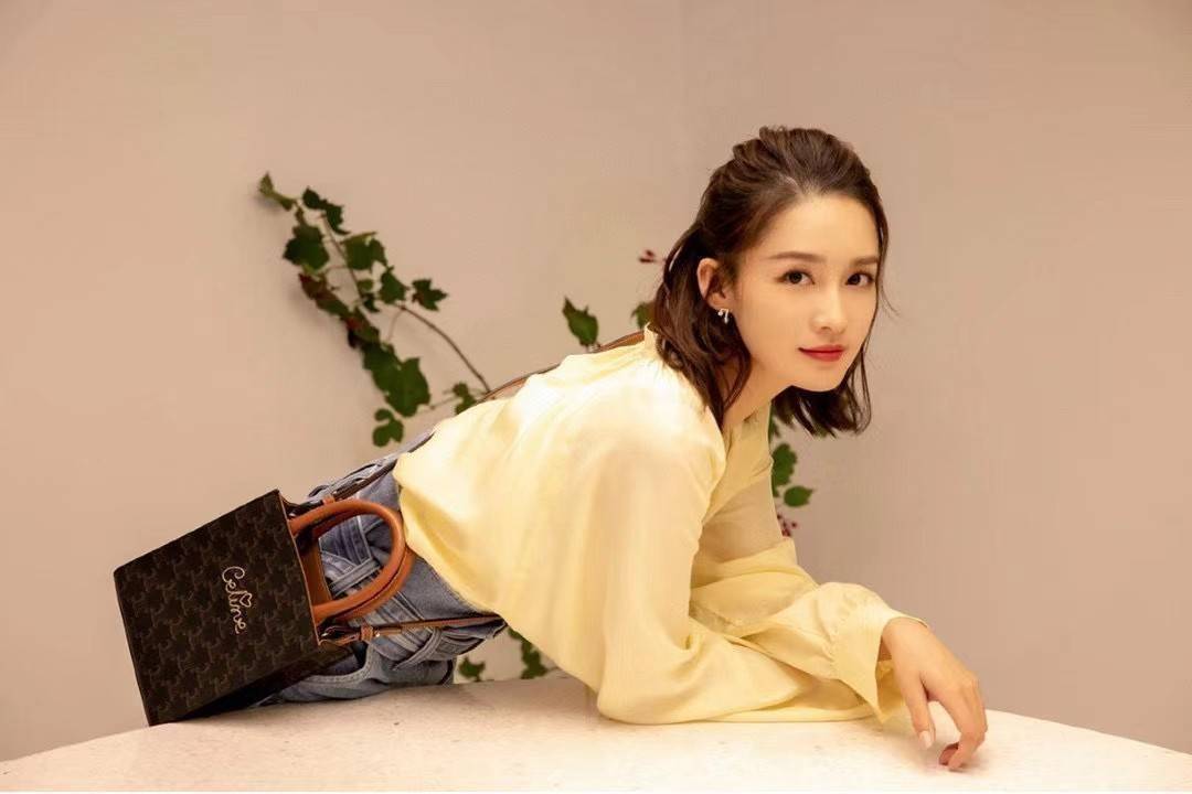 CELINE MINI HAND CARRY AND CROSSBODY BAG VIP GIFT WITH PURCHASE (GWP) พรีเมี่ยมกิ๊ฟ Limited จาก CELINE HAUTE PARFUME DUTYFREE COUNTER วัสดุ COATED CANVAS ดีไซน์ทรงเหลี่ยมสวยหรูสุดคลาสสิคในสไตล์สาว Lisa หนังสวยอยู่ทรงกันน้ำ มีโลโก้แบรนด์ด้านหน้า ภายในโล่งก