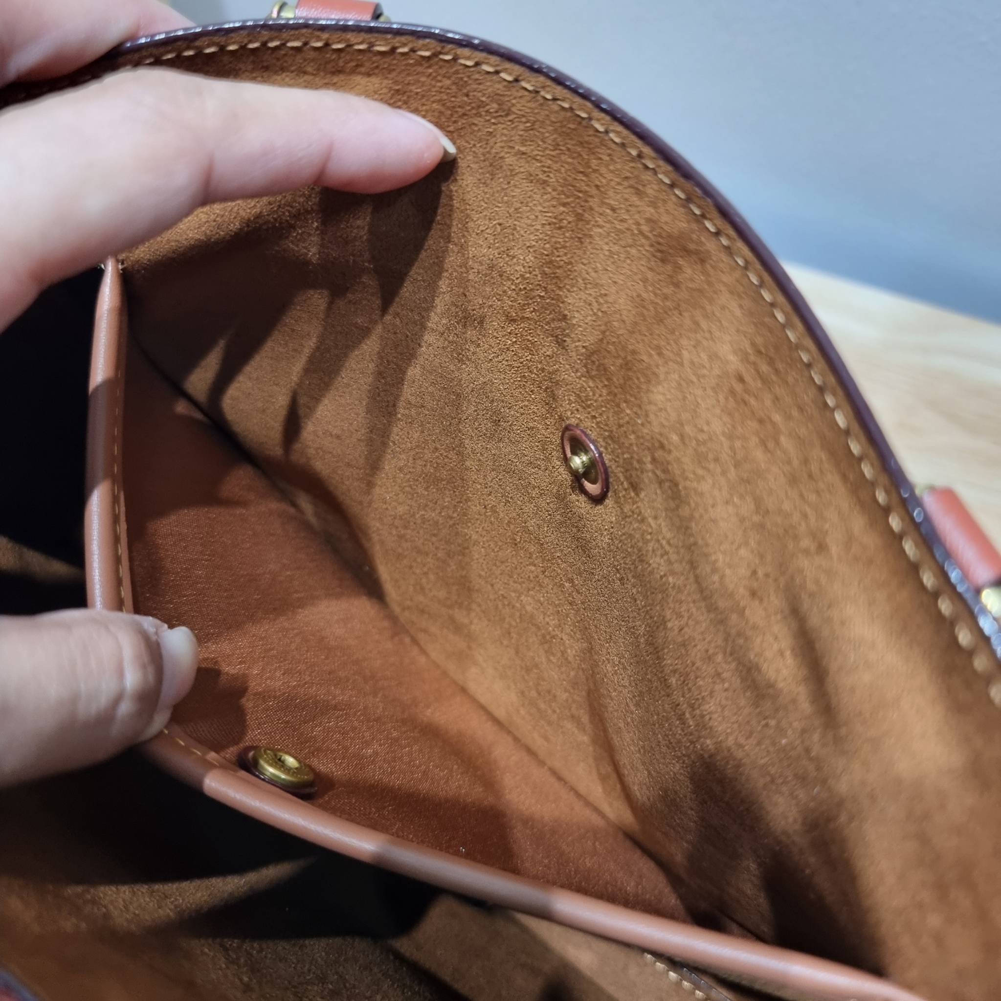 COACH brooke carryall in signature canvas CE733 ใหม่ล่าสุด อัพลุคคุณนายคุณหนูกันหน่อย กับกระเป๋าถือ/สะพายสุดหรู รูปทรงและดีไซน์ดูไฮน์มาก มีกุญแจล็อคซิปได้ วัสดุหนังแคนวาสตัดสลับหนังแท้ มีหูจับในตัว ภายในแบ่งสัดส่วนไว้อย่างดี ให้สามารถจัดเก็บของได้อย่างมีร