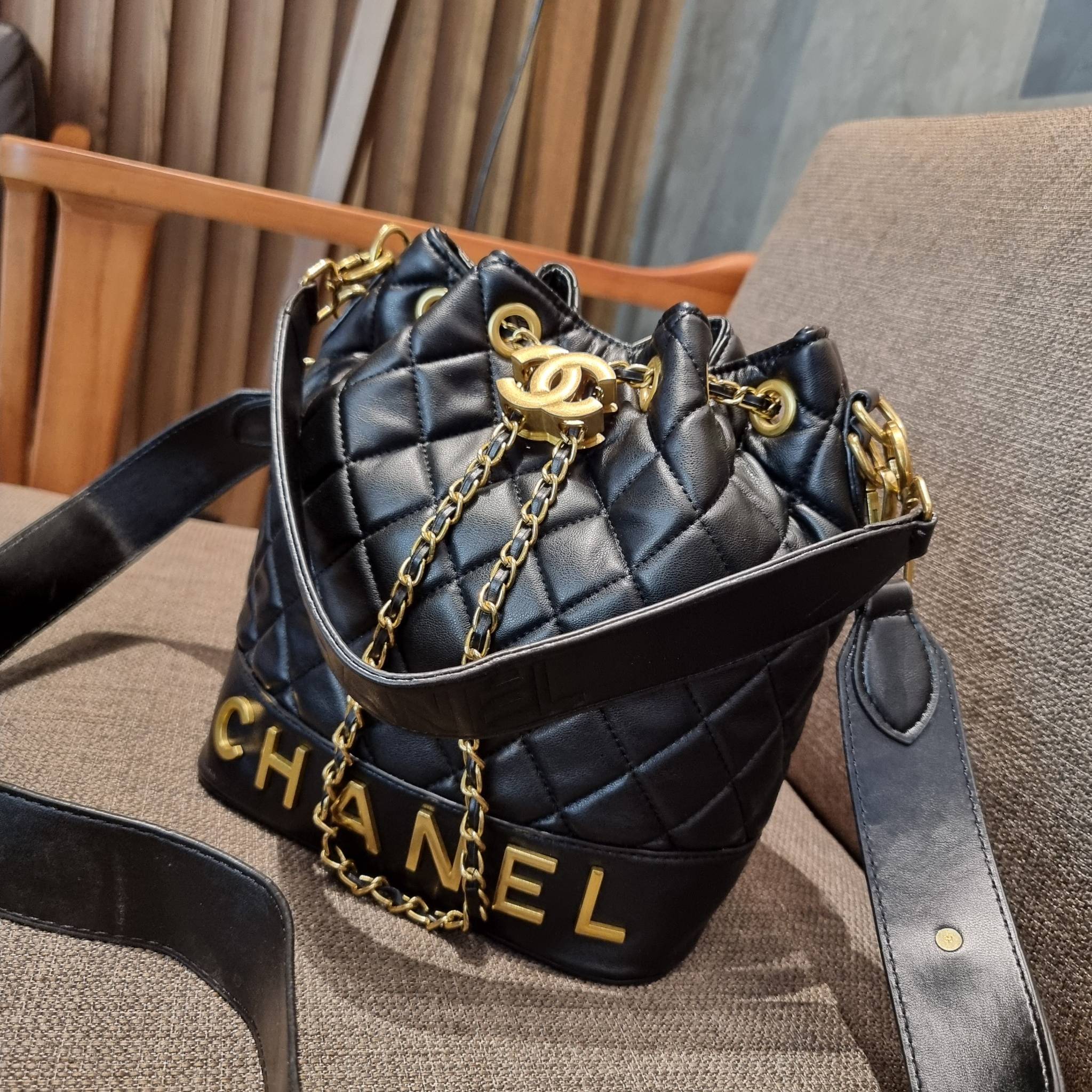 Chanel limited font leather bag / Chanel Bucket Bag กระเป๋าสะพายรุ่นลิมิเต็ด พรีเมี่ยมกิ๊ฟจากแบรนด์ รุ่นนี้การันตีหนังนิ่มมากกก!! โดดเด่นด้วย font โลโก้ และสายโซ่สลับหนังพร้อมตัวกดล็อคสีทองหรู สำหรับเปิด-ปิดปากกระเป๋า กดและปล่อยเพื่อล็อคได้ในตัว ภายในโล่ง