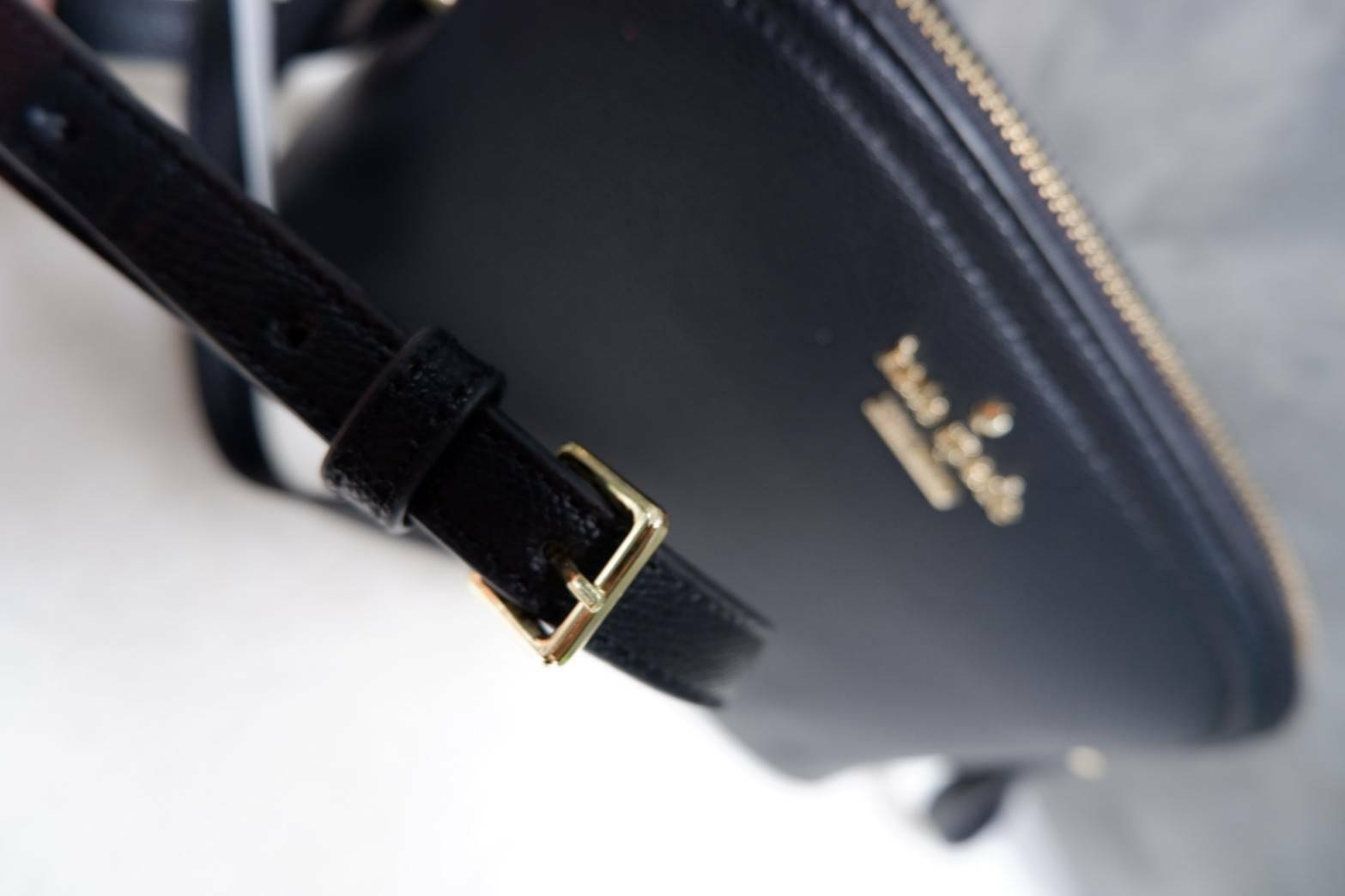 Katespade Crossbody Bag ด้านหน้าติดโลหะชื่อแบรนด์อะไหล่สีทอง เปิดปิดด้วยช่องซิป ด้านในเป็นช่องใส่สิ่งของ และมีป้ายหนังปั๊มโลโก้แบรนด์ ผ้าบุเป็นลายแบรนด์อีกด้วย รุ่นนี้มาพร้อมสายสะพายยาวปรับระดับได้ ทรงนี้สะพายกี่ทีก้อไม่มี out นะจ้ะสาวๆ