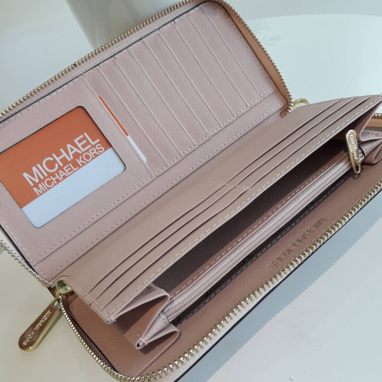 Best seller! งานขายดี รุ่นใหม่คะ Michael kors saffiano Wallet กระเป๋าสตางค์ใบยาว หนัง Saffiano ซิปรอบ สวยหรู มาก อะไหล่ปั้มโลโก้แบรนด์ ด้านในมีช่องใส่บัตร เยอะม้ากกก อีกด้านมีช่องแบงค์+ซิปใส่เหรียญ จุของได้เยอะจริงๆคะ ใส่ iphone 6+ ได้ สวยหรูดูดี อุปกรณ์ค
