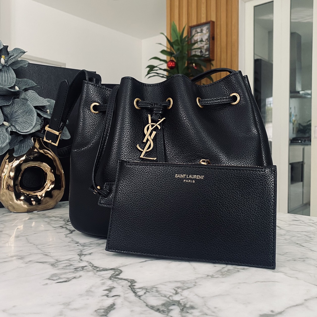 YSL PARIS VII flat hobo bag / YSL Bucket Bag กระเป๋าสะพายทรงโฮโบบัคเก็ต งานหนังเต็มใบ ฟังก์ชั่นสุดเลิศพร้อมเชือกรูด ดีไซน์รูปทรงใช้งานง่าย -- [รับตัวแทนกระเป๋า]