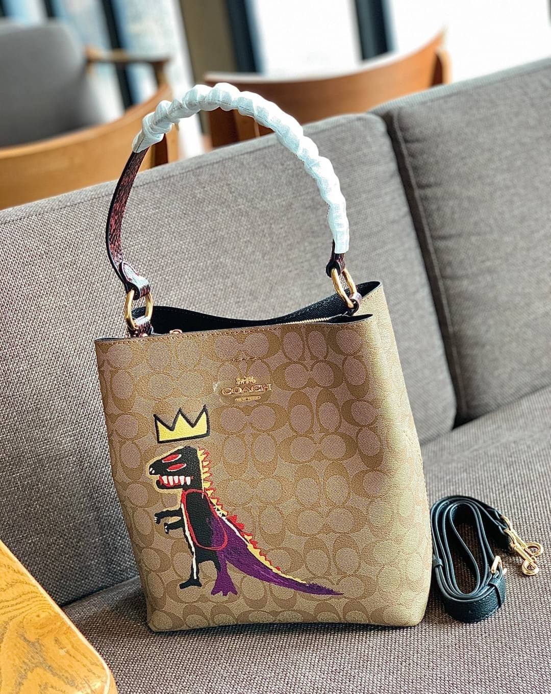 ใบใหญ่ตามมาติดๆ ห้ามพลาดค่า! Coach X Jean Michel Basquiat Town Bucket Bag In Signature Canvas ((C5787)) พร้อมส่งใบใหญ ใส่จุใจเลยจ้าา😘 กระเป๋าทรงถังใหญ่ วัสดุหนังแคนวาส หนังนิ่มสวยงาม 💥จุดเด่นคือเพนท์รูปก็อตซิล่าสวมมงกุฏ เป็นการออกแบบโดยการ