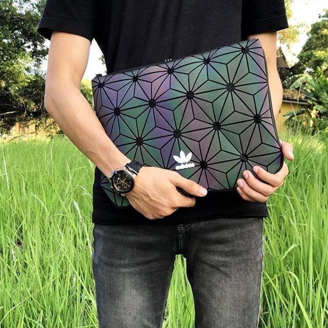 Adidas Originals 3D Clutch Bag Y2018 ดีไซน์สุดฮิตสไตล์ ISSEY MIYAKE ใช้ได้ทั้งชาย&หญิง ขนาดกำลังดี ด้านหน้ามีโลโก้แบรนด์ เปิดปิดด้วยซิปสะดวกใช้ หัวซิปอะไหล่ปั้มแบรนด์สวยดูดี ใบใหญ่กำลังดี ภายในมีโลโก้สามารถใส่หนังสือ เอกสาร A4 / ipad / Labtop กระเป๋าสตางค