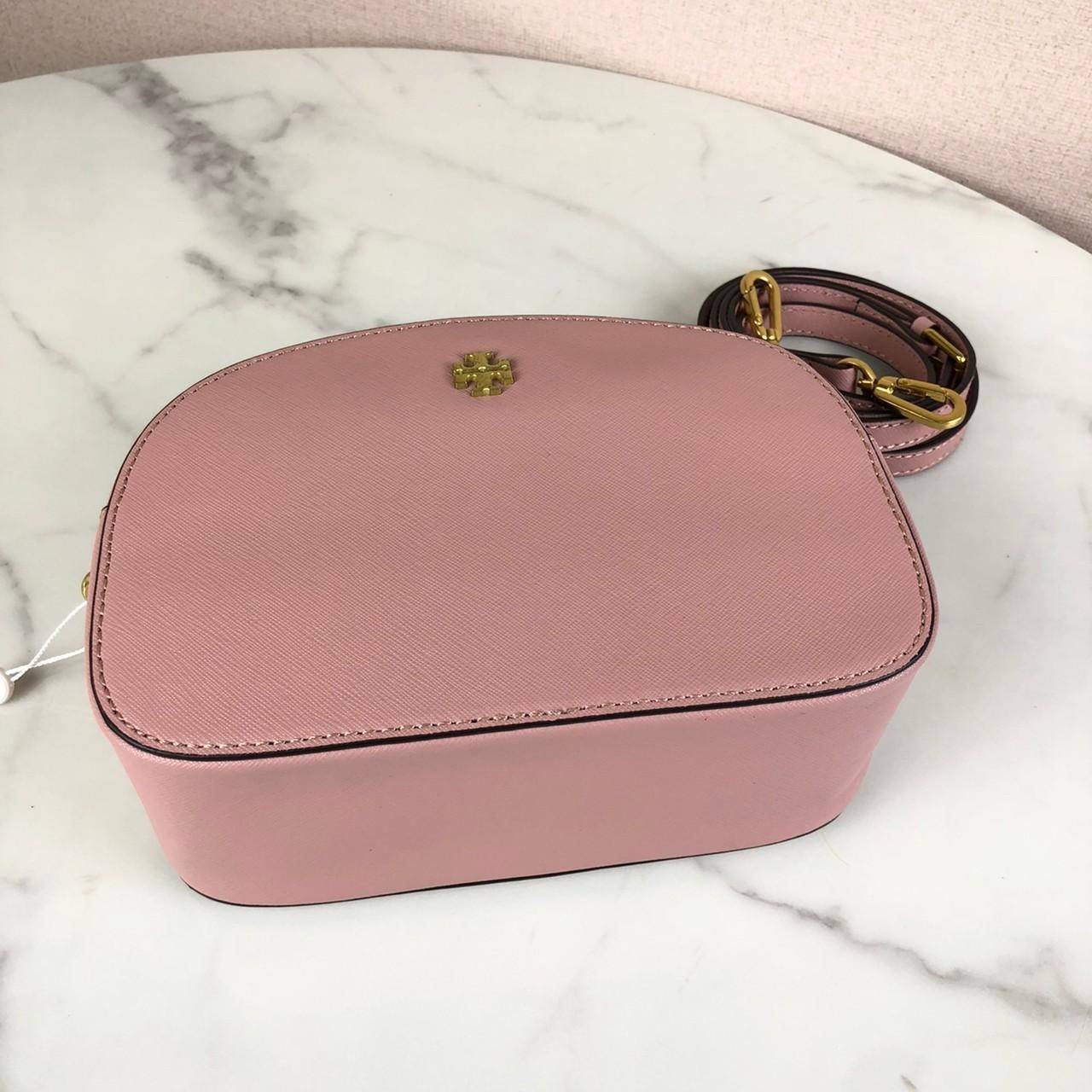 กระเป๋าสะพาย TORY BURCH ด้านบนแบ่งเป็น 2 ช่อง เปิด - ปิดกระเป๋าด้วยซิป ด้านในมีช่องซิป 1 ช่อง และช่องใส่ของ 1 ช่อง ด้านหลังมีช่องใส่ของ 1 ช่อง มาพร้อมสายสะพายยาว สามารถถอดและปรับได้ 3 ระดับค่ะ