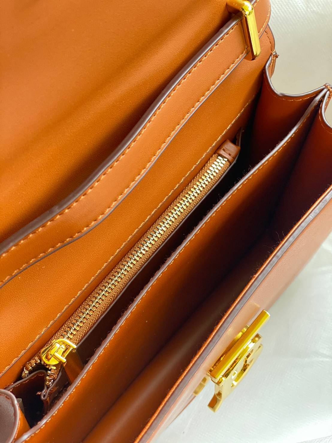 BURBERRY FRAGRANCES CROSSBODY BAG VIP GIFT WITH PURCHASE (GWP) กระเป๋าสะพายพรีเมี่ยมกิ๊ฟ Limited Edition จากน้ำหอม BURBERRY DUTY FREE วัสดุ Calfskin หนังเรียบสวยอยู่ทรงดีไซน์ยอดนิยมประดับโลโก้แบรนด์ทองด้านหน้า เปิดปิดด้วยฝาปิดสัญลักษณ์ตัวB ภายในมีช่องแบ่ง