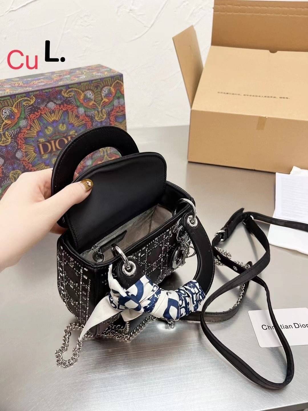 DIOR Lady Diamond Rhombus Handbag / Mini Lady Dior Bag Black Strass Cannage Satin กระเป๋าสะพายข้างตกแต่งหมุดเต็มใบ ไม่มีคือพลาด หรูจริงอะไรจัง ทรงกล่องคลาสสิค มีหูจับในตัวและสายครอสบอดี้สุดเลิศ แต่งเติมดีเทลอัพราคาไปอีก