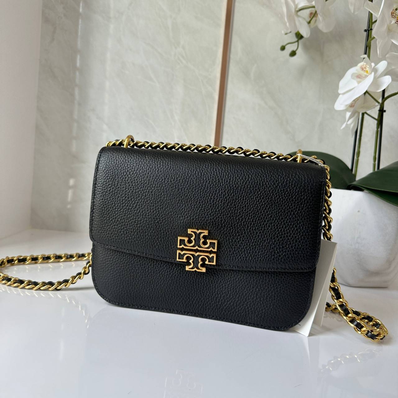 Tory Burch Britten Small Convertible Shoulder Bag คอลเลคชั่นใหม่สุดเรียบหรู กระเป๋าสะพายไหล่หรือสะพายข้าง วัสดุหนังอย่างดี