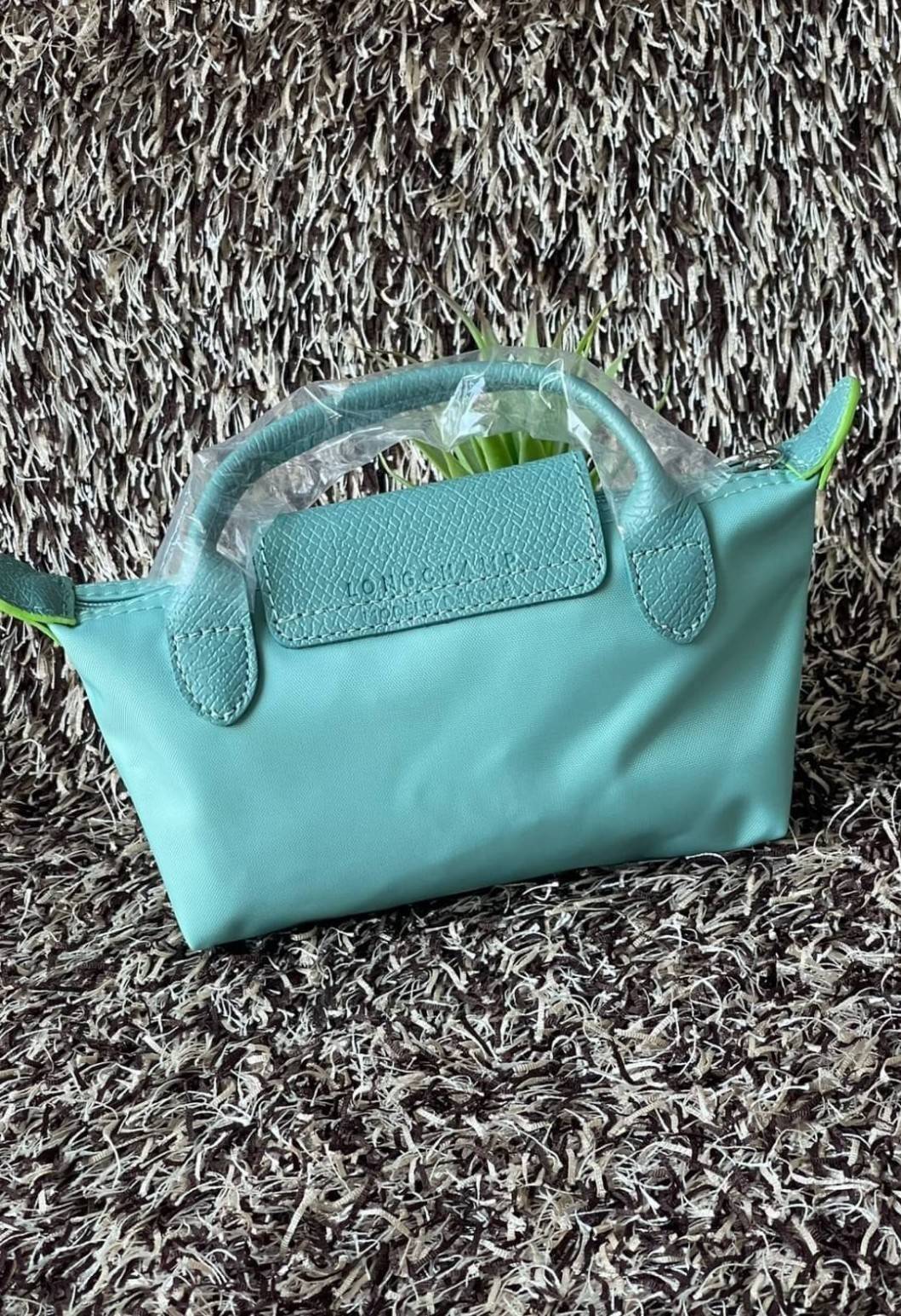 LONGCHAMP LE PLIAGE ORIGINAL Pouch with handle กระเป๋าถือขนาดมินิทรงpouch ให้ความหรูหราจาก Le Pliage (เลอ ปลิยาจ) ในขณะที่ที่ปิดแบบซิปช่วยให้คุณมั่นใจได้