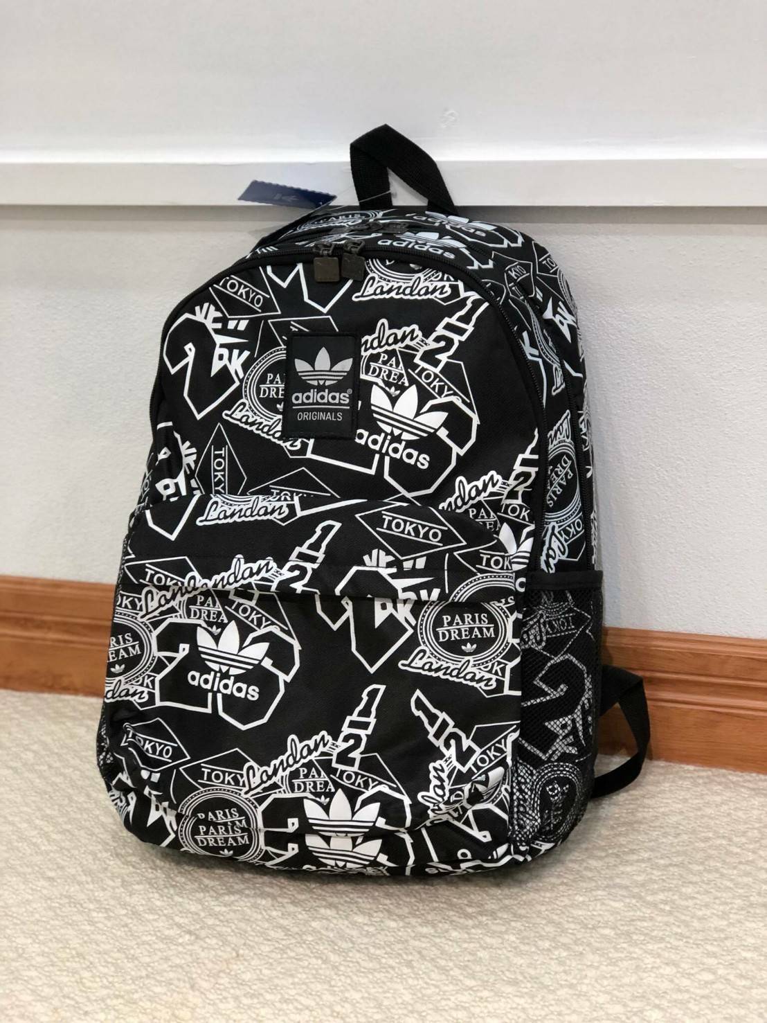 Adidas Backpack มีช่องสำหรับใส่ Notebook , Tablet ในตัวกระเป๋า สายเป้ และด้านหลังบุผ้าตาข่ายนุ่ม รองรับหลัง รูปแบบสวยทันสมัย รองรับทุกการใช้งาน เป็นกระเป๋าเป้นักเรียน-เป้กีฬา-สะพายเที่ยวชิลๆเลยค้า