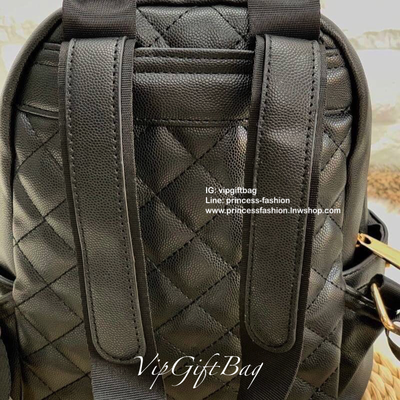 CHANEL CAVIAR BACKPACK (Premium gift bag) กระเป๋าสะพายหลัง วัสดุหนังคาเวียร์ ด้านหน้าปักโลโก้แบรนด์สวยงามมากๆค่ะ มีช่องซิปหน้าให้หนึ่งช่องพร้อมที่จับซิปเป็นอะไหล่แบรนด์ทอง หรูไปอีกนะคะ!! เปิดปิดช่องหลักแบบซิปหัวซิปปั้มแบรนด์ค่ะ ภายในกระเป๋าโล่งกว้าง ใส่ขอ