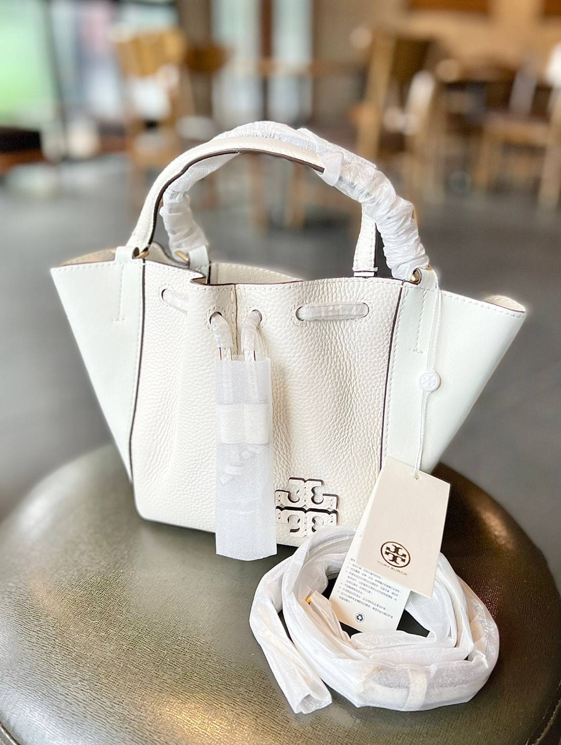 TORY BURCH MCGRAW DRAGONFLY MINI SATCHEL ((90474)) พร้อมส่งที่ไทย แนะนำต้องมีติดตัว สวยมากๆ! กระเป๋าหิ้วหรือสะพายข้างได้ หนังแกะนิ่มสวย อย่างดีเลยค่ะ ดีเทลด้านหน้าแบบหูรูด ปากกระเป๋าเปิดปิดแบบกระดุมแปลก ภายในโล่งกว้าง ใส่ของได้ครบครันหายห่วงค่ะ; มีช่องให้