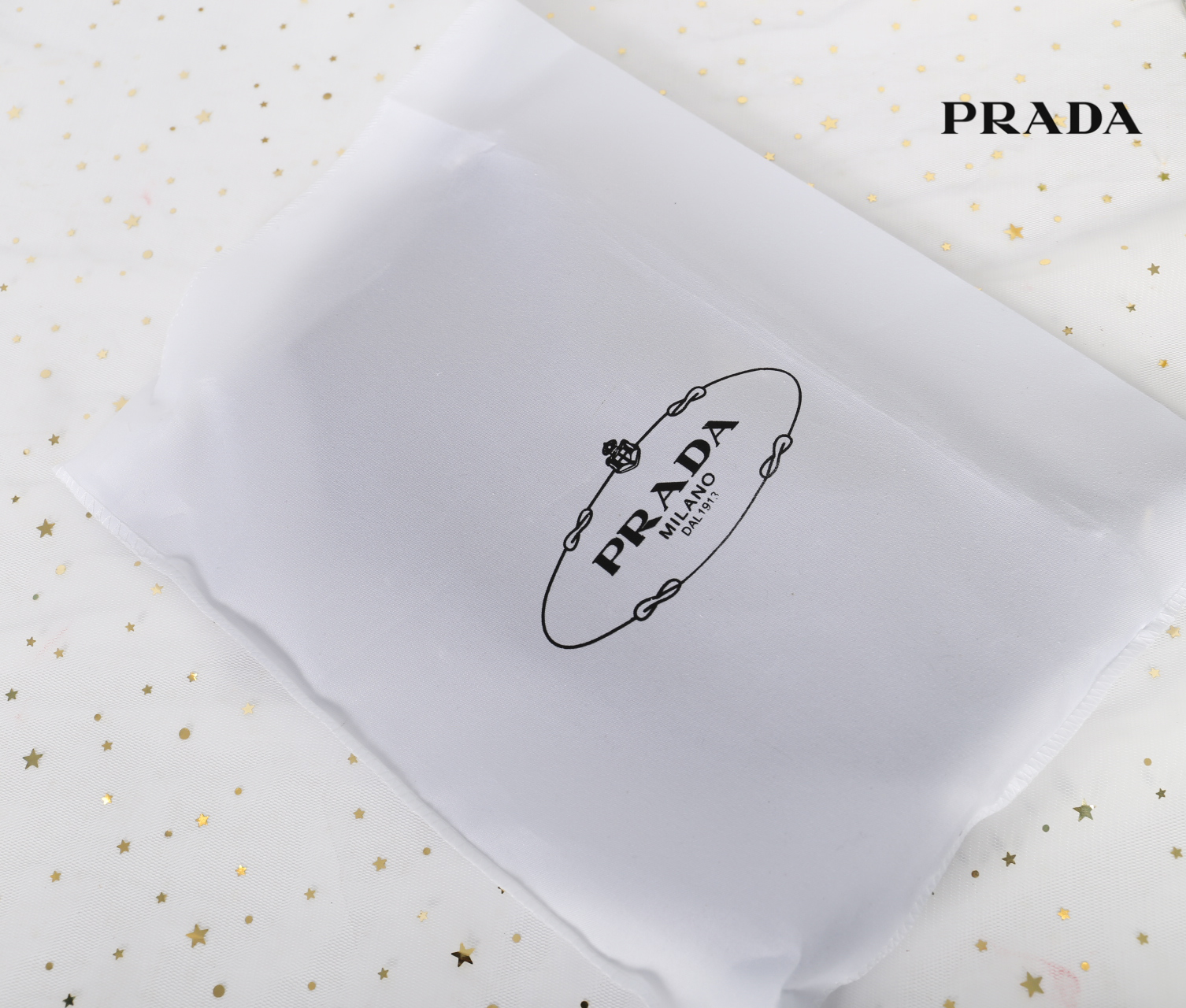 PRADA MINI WITH ZIP / PRADA nylon crossbody bag วัสดุ Nylon เนื้อหนาคุณภาพดีตามแบบฉบับแบรนด์ ด้านหน้าประดับโลโก้แบรนด์ สามารถสะพายได้ 2 แบบ