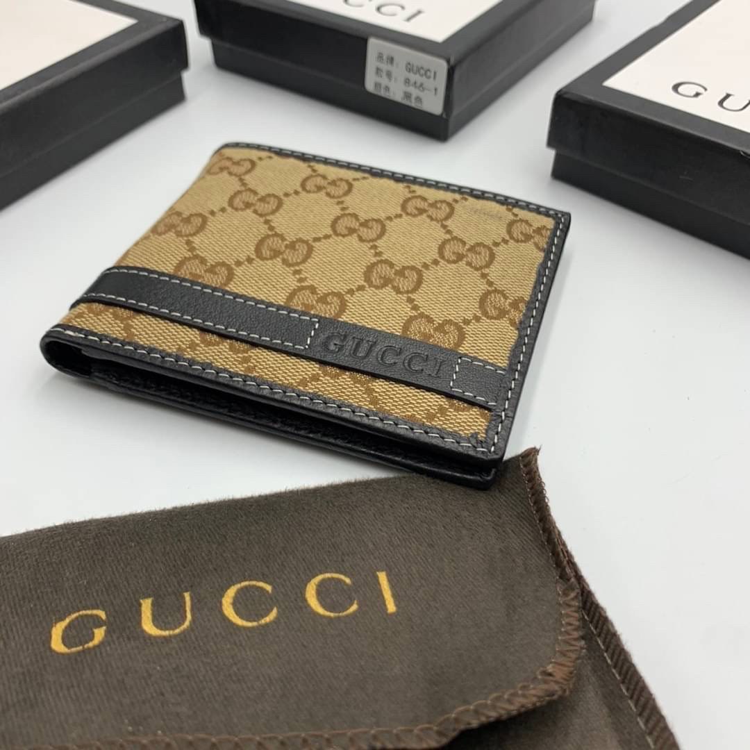 หนังแท้ GUCCI Men Short Wallet รุ่นใหม่ล่าสุด!! หนังสวยเริด ดีงามมากค่าาา กระเป๋าสตางค์ใบสั้น ดีไซน์ใหม่ สวยดูหรู ถือใช้กำลังเหมาะมือ ใส่บัตรได้เยอะ ใส่ธนบัตรได้ทุกชนิด มาครบ set พร้อมส่ง!! เป็นไอเท็มที่หนุ่มๆต้องมีจริงๆจ้า 😎😎
