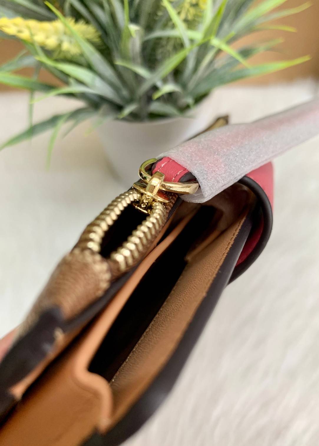 พร้อมส่งครบ 5 สี กระเป๋าสตางค์ที่สาวๆต้องมีติดตัวค่าา😘 COACH TECH WALLET IN COLORBLOCK SIGNATURE ((C2874)) ✔️กระเป๋าเงินใบยาว หนังแท้ พร้อมสายคล้องมือในตัวค่ะ ✔️เปิดปิดด้านหน้าแบบฝากระดุม ภายในมีช่องใส่ธนบัตร2ช่อง ;สามารถใส่มือถือ ip