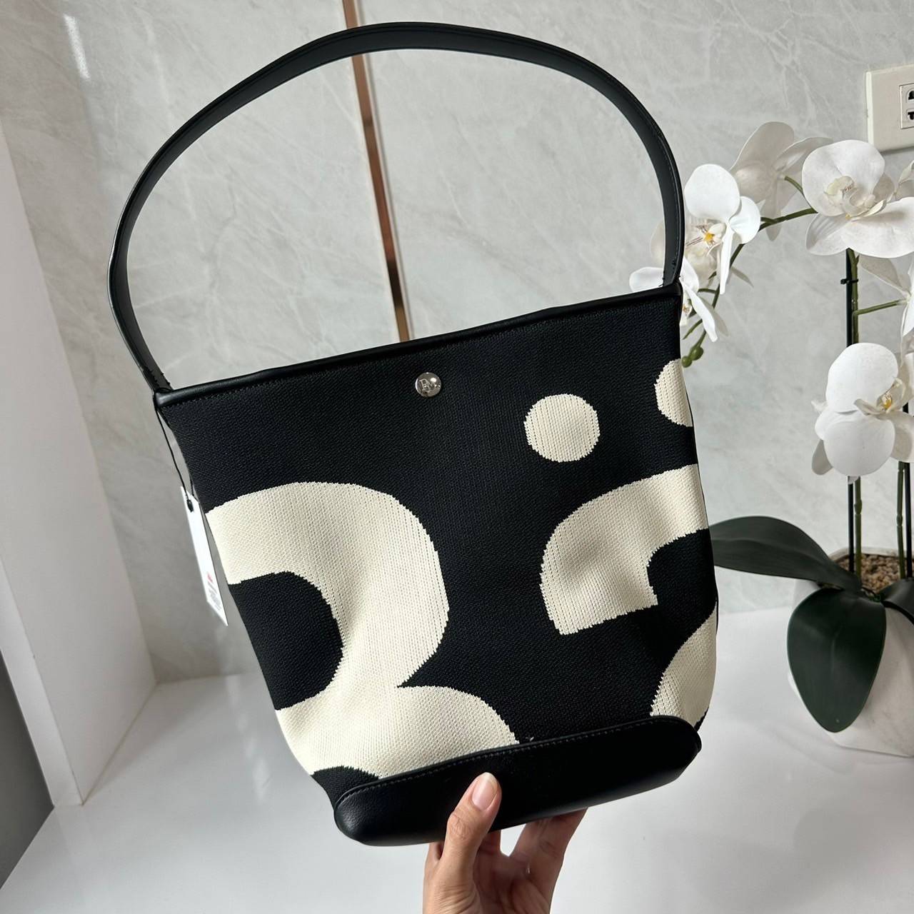 Rally movement the bag Knit Black เป็นไอเท็มที่ฮอตสุดๆแห่งปีจริงๆ กับกระเป๋าทรงบัคเก็ต น้ำหนักเบาๆ ฮอทติดลมบน จุของได้แบบหนำใจ ทอลายโลโก้ด้วยเทคนิค Sturdy Stretch Knit