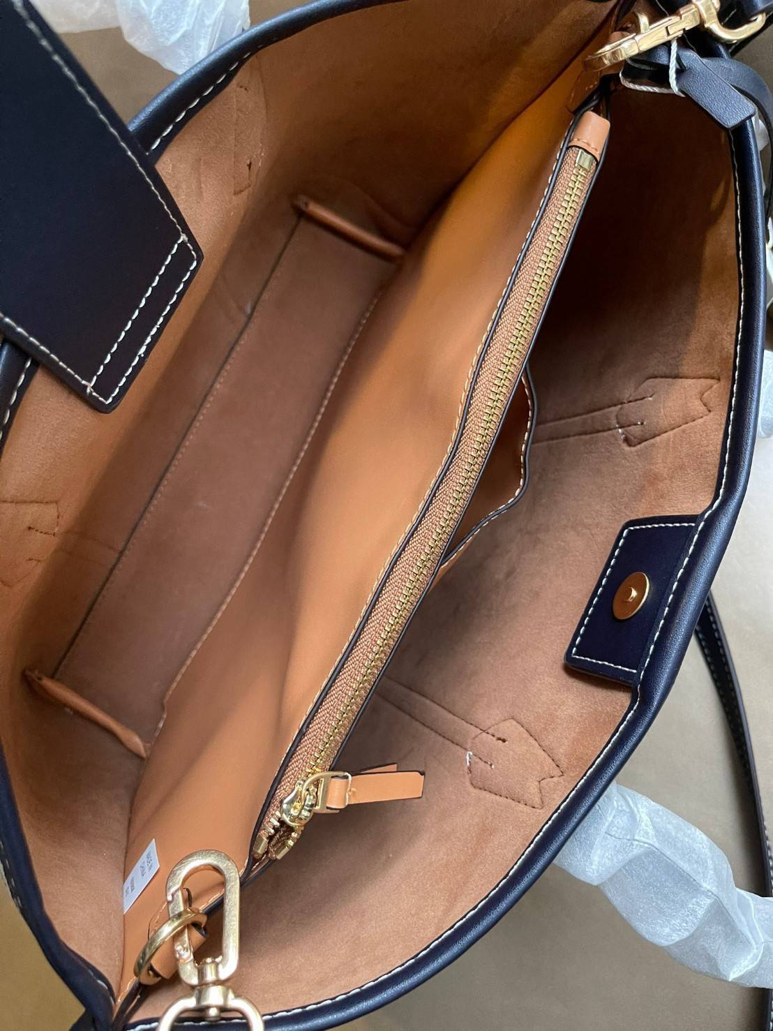 ของแท้ 💯% Tory burch perry monogram jacquard small triple compartment tote ครั้งแรกกับลายโมโนแกรม ที่ได้รับแรงบันดาลใจมาจากโลโก้สุดคลาสสิกในกระเป๋าทรงtote bag T Monogram