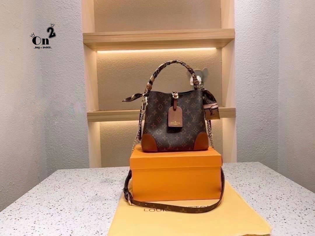 LV NeoNoe Monogram กระเป๋าสะพายทรงหรูหรา มีสไตล์ เป็นเอกลักษณ์ลงตัวสมบูรณ์แบบ จุของได้เยอะมาก ใบจริงสวยมากกกก ได้สวยก่อนใคร ต้องจัดแล้วจ้า พร้อมส่งความสวยที่นี่ ที่เดียว!!