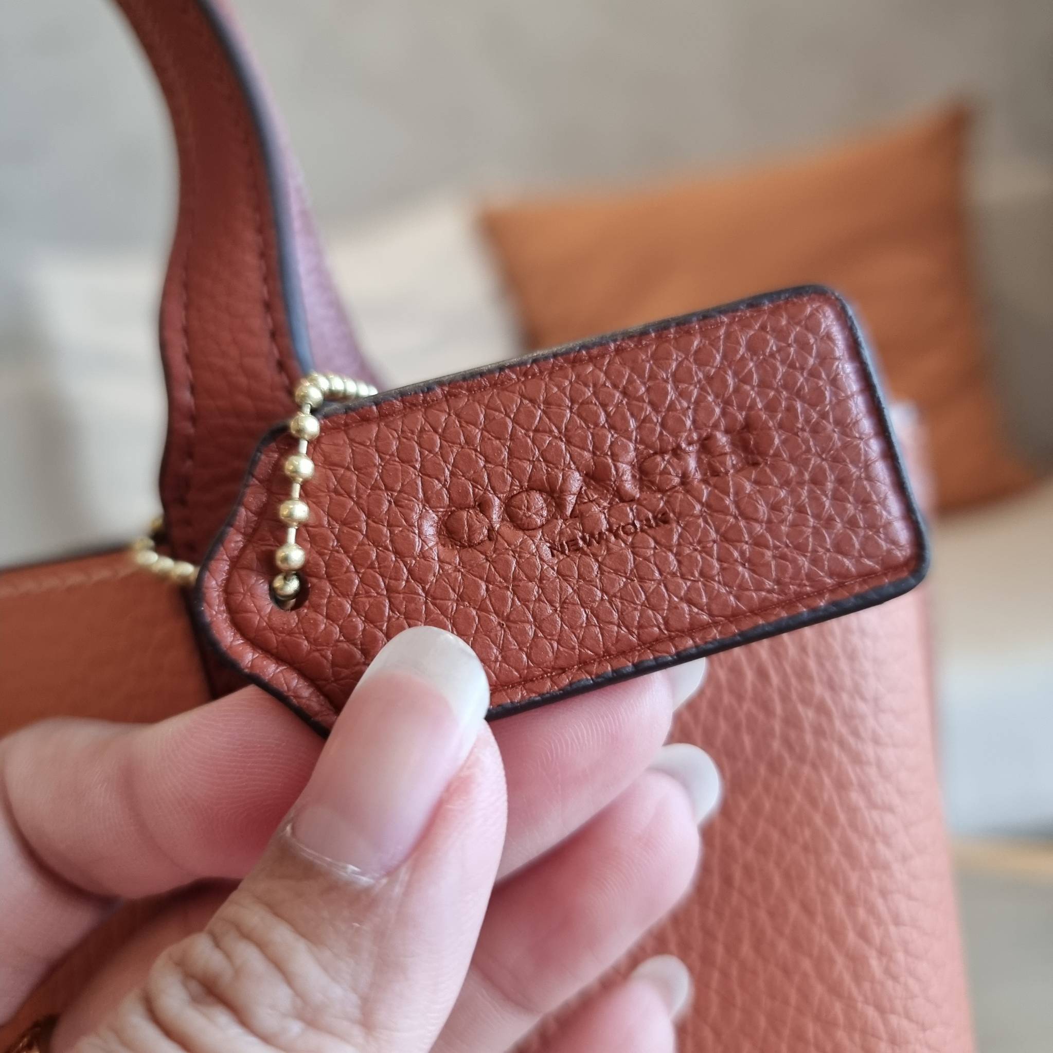 COACH C8561 C8869 WILLOW TOTE 24 IN COLOR BLOCK น้องสาวลุคลูกคุณมาแล้วจ้า กระเป๋าถือ/สะพาย ดีไซน์คัลเลอร์บล็อค ลงตัว เรียบหรู ใบจริงคือผู้ดี๊ผู้ดี ใช่ได้ทุกๆโอกาส วัสดุหนัง pepble อยู่ทรง เปิดปิดด้วยตัวบิดล็อค และอีกฝั่งเป็นกระดุมแม่เหล็ก ภายในโล่งกว้าง ใ