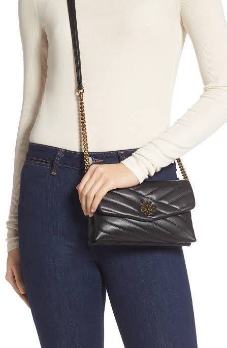 ของแท้ 💯% 】Tory Burch Kira Chevron Chain Wallet Bag เน้นความเรียบหรูดูแพง ต้องยกให้รุ่นนี้ ซึ่งมีขนาดกะทัดรัด ให้ลุคสาวมั่น Active ดูทะมัดทะแมง เหมาะสะพายในวันลำลอง และด้วยความที่เป็นแบรนด์ของทอรี่