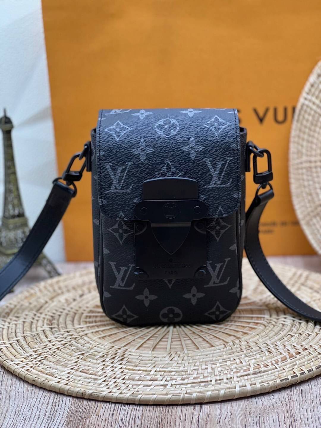 LV S-Lock Vertical wearable wallet / LV Phone bag Monogram Macassar coated canvas and black cowhide leather เกรดออริจินอล ใช้ได้ทั้งผู้หญิงผู้ชาย พร้อมส่งที่ไทย ภาพสินค้าถ่ายจากงานขายจริง ใช้งานต่างประเทศได้