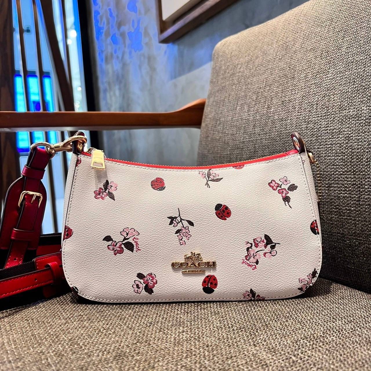 COACH C7973 JES BAGUETTE WITH LADYBUG FLORAL PRINT คอลเลคชั่นใหม่ล่าสุด พร้อมเสิร์ฟความสวยถึงบ้านเช่นเคย!! กระเป๋าสะพายทรงบาแกตต์ ดีไซน์ย้อนยุค ที่แอบแฝงความเรียบหรูดูแพงอยู่ในตัว โดดเด่นด้วยสายสะพายเส้นใหญ่ โทนสีคอนทราส ทำให้ไอเท็มนี้ดูมีลูกเล่นมากขึ้น ว