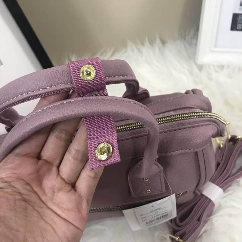 มาใหม่ชนช็อป Anello Boston Bag PU 2 way รุ่นสุดฮิตแห่งปี Anello Boston Bag ใหม่ล่าสุด รุ่น PU หนังนิ่มสวย ทรงนี้ฮิตอยู่แล้ว พอมีรุ่นหนังออกมา ก็ยิ่งขายดีมากๆค่ะ รูปทรงสี่เหลี่ยม ใบขนาดกลางกำลังดี มาพร้อมสายสะพายยาวที่ปรับระดับได้ free หนังสวยมากๆ น้ำหนักเ