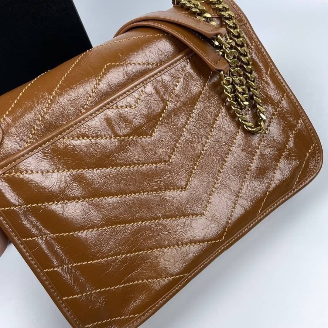 Saint Laurent Niki shoulder bag กระเป๋าสะพายรุ่นโดดเด่นด้วยโครงสร้างทำจากหนังวัว หนังมันเงา นิ่ม งานสวยมากๆ ค่ะ ด้านหน้าประดับโลโก้แบรนด์ และมีช่องสำหรับเก็บของที่หยิบใช้บ่อย ตอบโจทย์การใช้ชีวิตระหว่างวันได้ดีมากๆ สายสพายดีไซน์ได้หลายรูปแบบ แมทกับการแต่งต