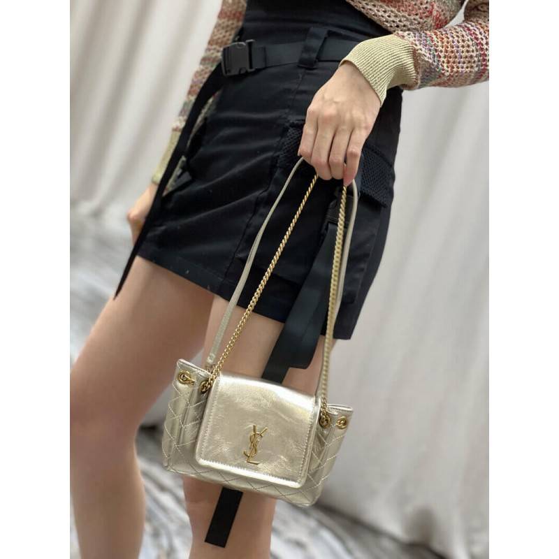 Yves Saint laurent mini nolita in lambskin / YSL mini nolita น้องสาวคนสวยที่ต้องตาเมื่อแรกเห็น กระเป๋าสะพายดีไซน์หรู ไซส์มินิ แบรนด์นี้ไม่เคยทำให้ผิดหวังจริงๆ ด้วยดีเทลความเรียบง่ายแต่มีความหรูอยู่ในตัว วัสดุหนังแกะ สัมผัสดีงามมากๆ เปิด-ปิดด้วยกระดุมแม่เห