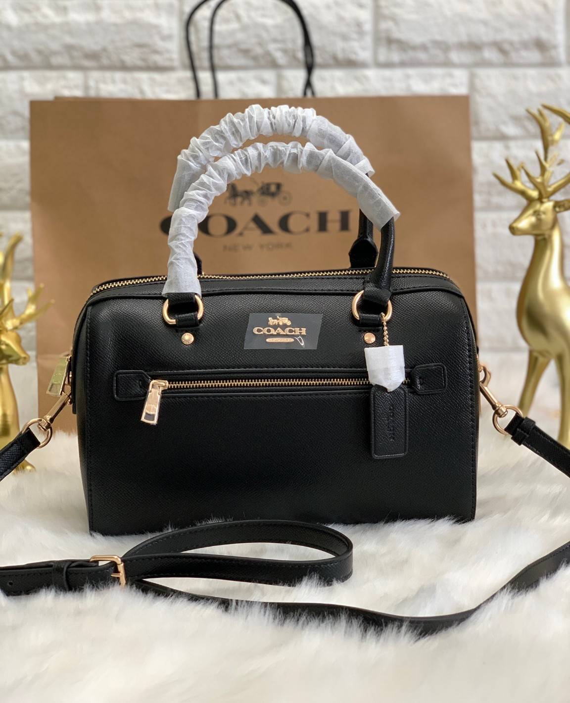 COACH ROWAN SATCHEL BAG ((79946)) กลับมาอีกครั้ง พร้อมสีหายากค่ะ! กระเป๋าหิ้วทรงหมอนสุดฮิตของสาวๆ//สะพายข้างได้ หนังแท้ ลายหนังสวย ทรงสวย ด้านหน้ามีช่องซิปให้หนึ่งช่อง เปิดปิดช่องหลักแบบซิป ภายในกว้างใส่ของจำเป็นของสาวๆได้ครบ มีช่องเล็กและช่องซิปใส่ของจุก