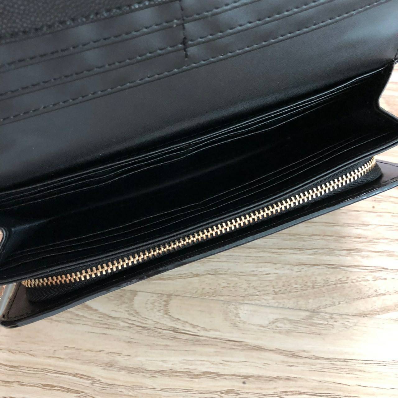 Charles & Keith Basic Long Wallet กระเป๋าสตางค์ใบยาว ตกแต่งด้วยพู่ เปิด – ปิดกระเป๋าด้วยเเม่เหล็กแบบซ่อน ภายในมีช่องใส่บัตร ช่องซิปใส่เหรียญ และช่องใส่ธนบัตร ใส่ iPhone Plus ได้ค่ะ ด้านหลังมีช่อง 1 ช่อง