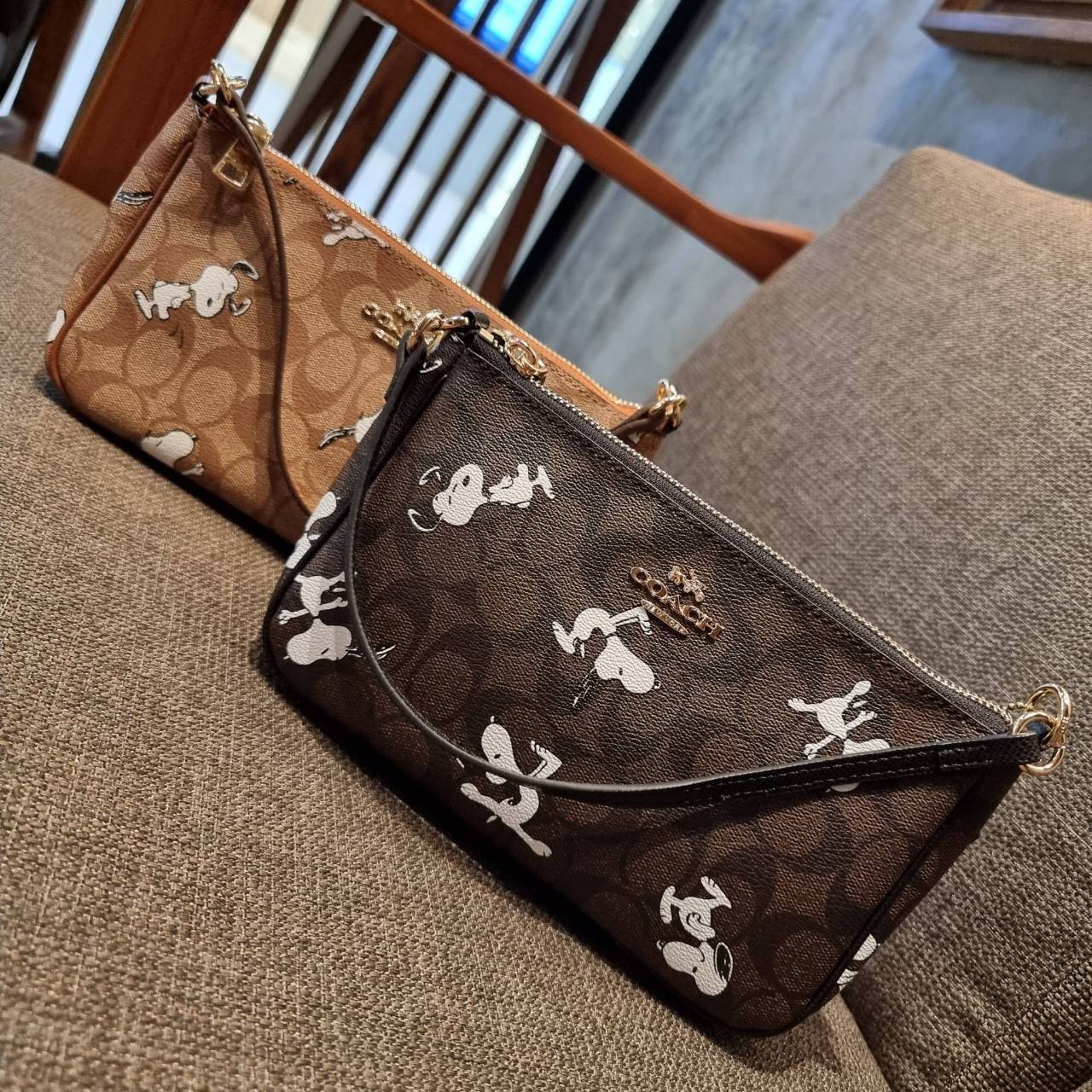 COACH F36674 TOP HANDLE POUCH IN SIGNATURE WITH SNOOPY PRINT คอลเลคชั่นใหม่ ในสไตล์พอช มาให้ช้อปก่อนใครในไทยจ้า น่ารักน่าใช้ไปอีกกับกระเป๋าสะพายทรงฮิตตลอดกาล ด้วยดีไซน์ที่ออกมาให้ใช้งานได้ง่าย ขนาดกำลังเหมาะ วัสดุแคนวาสทนทาน ดีไปหมดขนาดนี้!! คุณลูกค้าถึงส