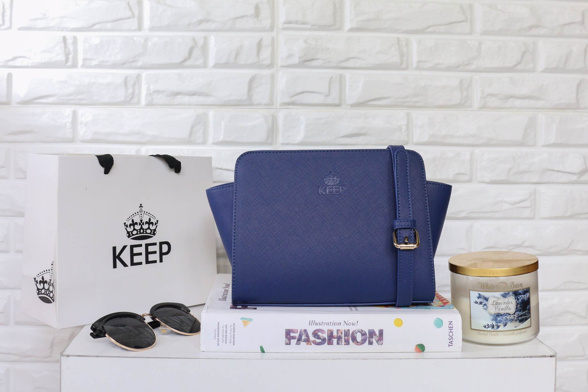 รุ่นใหม่ล่าสุดเลยห้ามพลาดน๊า !!! สาวๆ ที่กำลังหากระเป๋าเสะพาย เบาๆ ดีไซด์เก๋ๆ ขนาดกำลังดี แนะนำใบนี้เลยน๊า จากแบรนด์ KEEP =>> ตัวกระเป๋า เป็นหนัง saffiano ตัวเดียวกันกับ prada เลยค่า =>> น้ำหนักเบา จุเยอะ ดีไซด์ ทันสมัย เข้าได้กับทุกชุด =>&